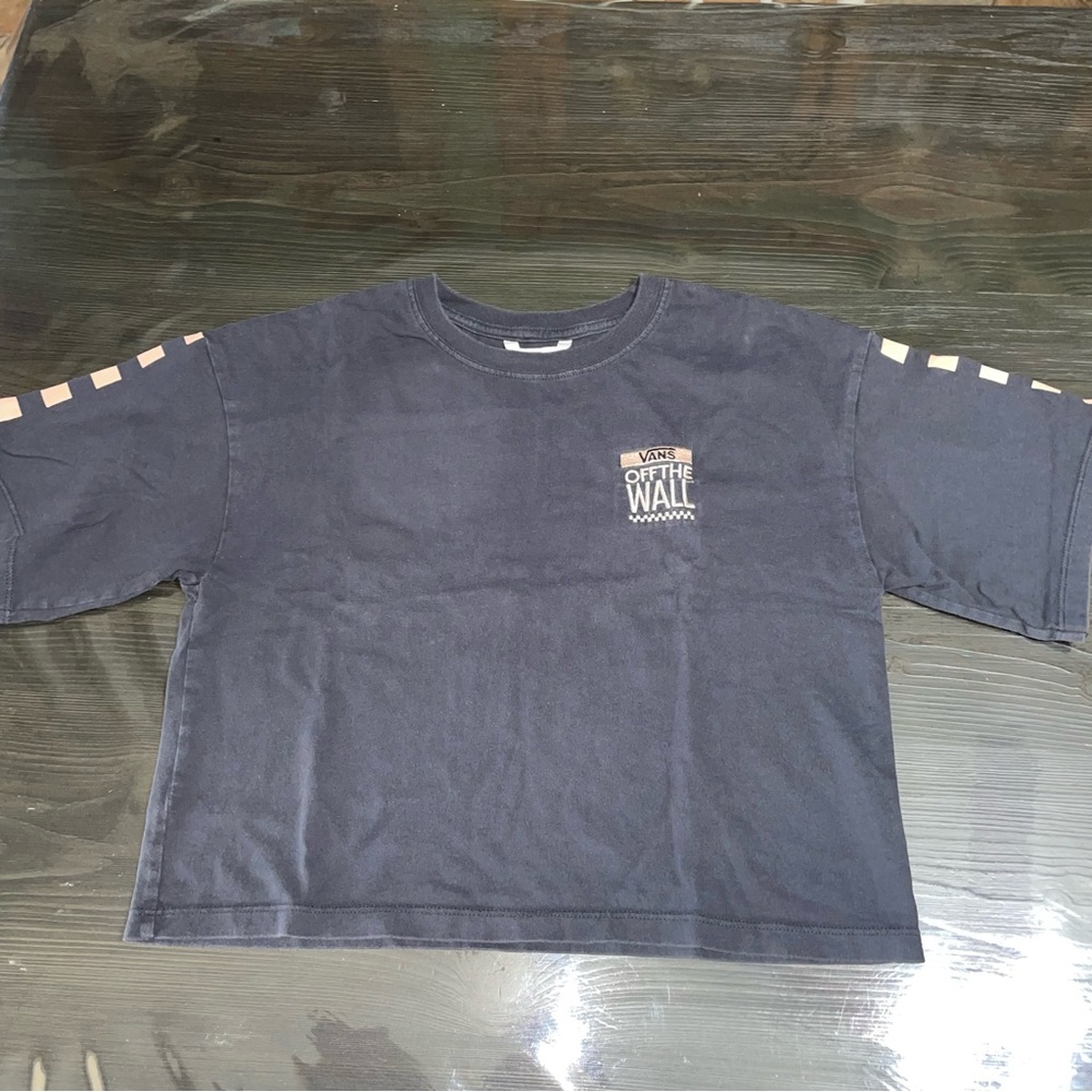 Vans cropped T-shirt with checkered sleeves and embroidered patch.